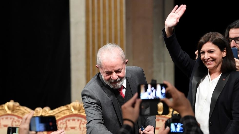 Luiz Inácio Lula da Silva, ao lado da prefeita de Paris no início da cerimônia em homenagem ao ex-presidente brasileiro. Alain JOCARD / AFP