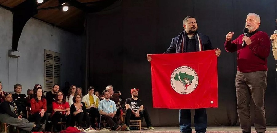 Lula no twitter: 'Eu achava que as pessoas ficariam felizes de ver uma menina pobre chegando à universidade. Mas a sociedade, infelizmente, fomenta preconceito. E eu tenho certeza que foi por isso que deram o impeachment na @dilmabr.' (Foto: MST)