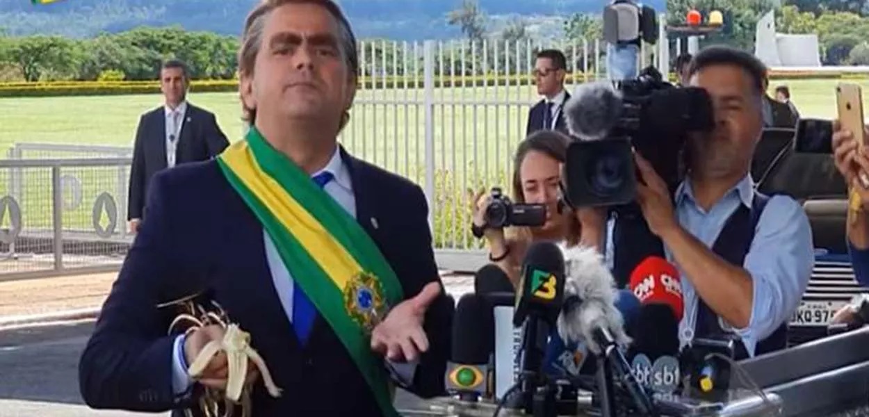 Jornalista Vera Magalhães - @veramagalhaes: 'Humor governista a bordo de carro oficial. Que triste, Carioca. Achei que você achasse que uso de dinheiro público para mortadela (ou banana, dá na mesma) fosse ruim. Ficou ruim para você, não para os jornalistas que você quis zoar'. Foto: Reprodução