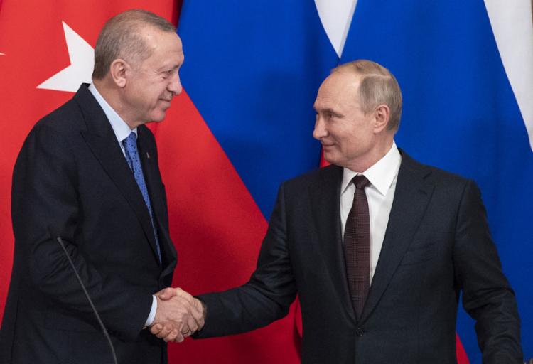 O acordo foi selado em Moscou pelo presidente da Rússia, Vladimir Putin e Recep Tayyip Erdogan - Foto: Pavel Golovkin/AFP