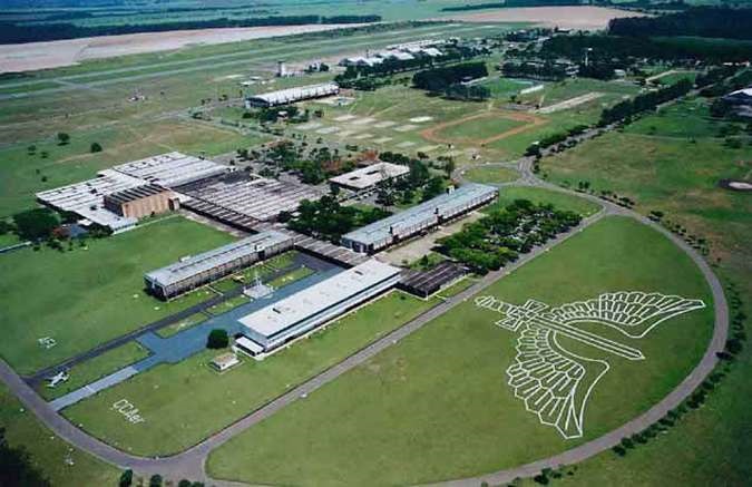 Outros 25 casos estão em investigação e dois foram descartados, de acordo com a Vigilância Epidemiológica de Pirassununga - Vista aérea da Academia da Força Aérea (Foto: Divulgação/AFA