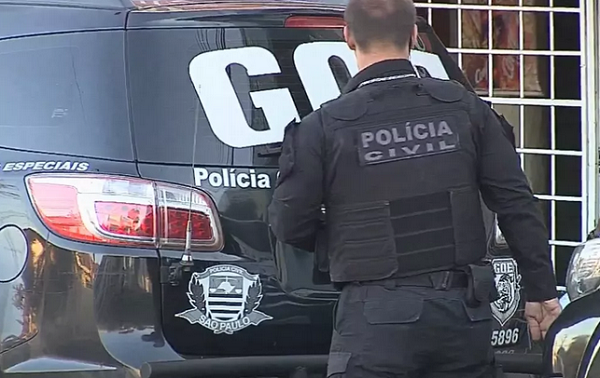 Policiais cumprem mandados de busca e apreensão domiciliar nas cidades de Assis e Marília (Foto: TV TEM | Reprodução) 