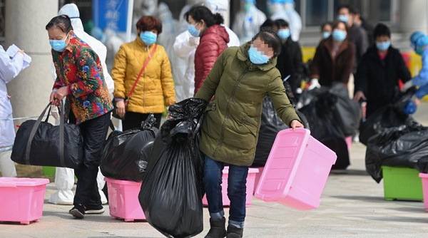 Pacientes deixam hospitais temporários em Wuhan, da China (Foto: Xinhua | Chen Yehua)