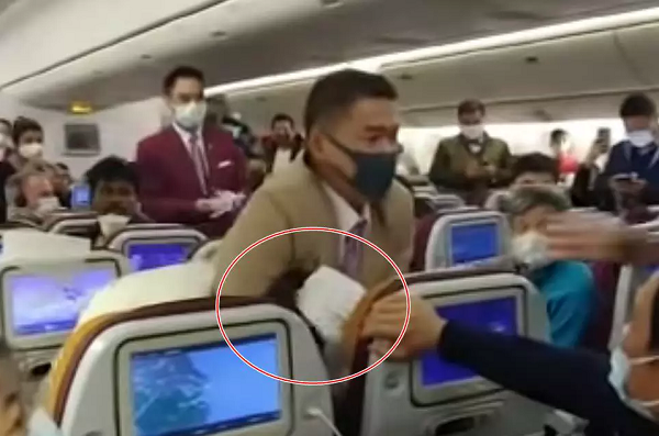 Passageira precisou ser dominada com um mata-leão após tossir contra comissários de bordo (Foto: Reprodução)