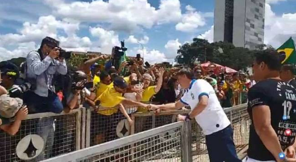 Presidente Jair Bolsonaro ao lado de manifestantes no ato pró-governo (Foto: Reprodução)