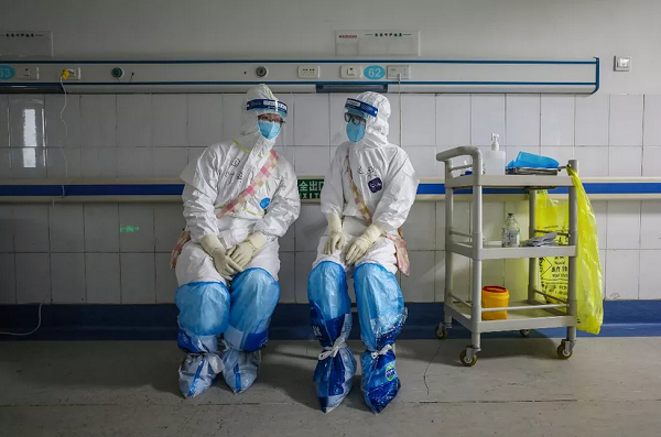 Médicos conversam em um hospital da Cruz Vermelha de Wuhan, na China, em 16 de fevereiro de 2020 (Foto: Stringer | AFP)
