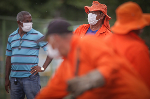 O pânico coletivo precisa se transmutar em ação ética e solidariedade comunitária - Trabalhadores usando máscaras protetoras nos arredores do Hospital Regional da Asa Norte (HRAN) no dia 13 de março em Brasília (Foto: Andre Coelho | Getty Images)