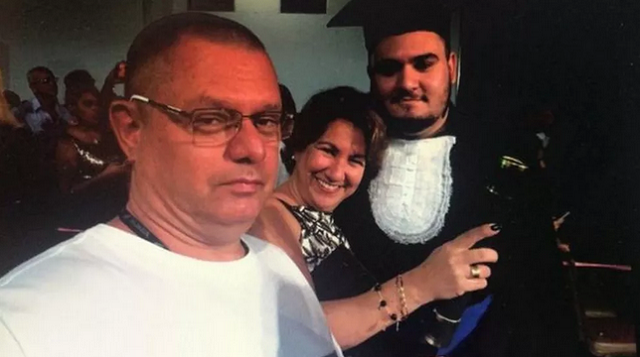 Gabriel Martinez junto com os pais durante sua colação de grau: jovem morreu aos 26 anos (Foto: Arquivo pessoal | BBC)