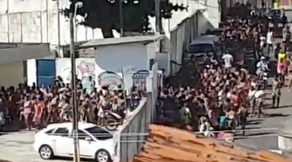 As pessoas se aglomeraram em plena pandemia do coronavírus, que já causou sete mortes na Bahia (Foto: Reprodução)