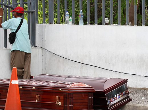 Além do volume de cadáveres ter aumentado, há o medo de contaminação por parte dos trabalhadores das casas funerárias (Foto: Reprodução)