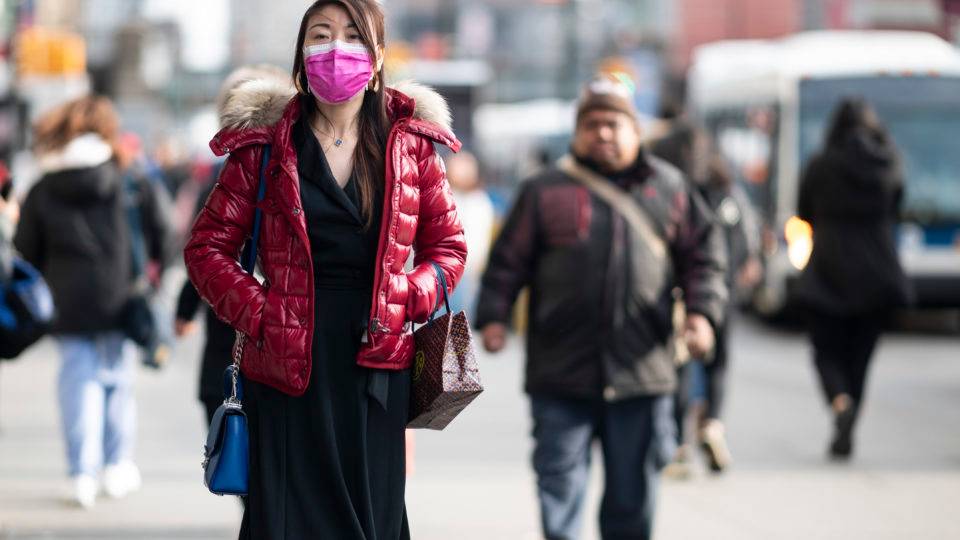 Jovem usa máscara para passear por Nova York (Imagem: Johannes Eisele) / AFP)| Foto: AFP
