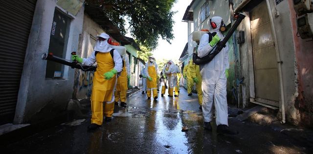 Os especialistas apontaram que as concentrações de vírus caíram consideravelmente depois que o rigor e a frequência de desinfecção desses lugares aumentou (Foto: Reprodução)