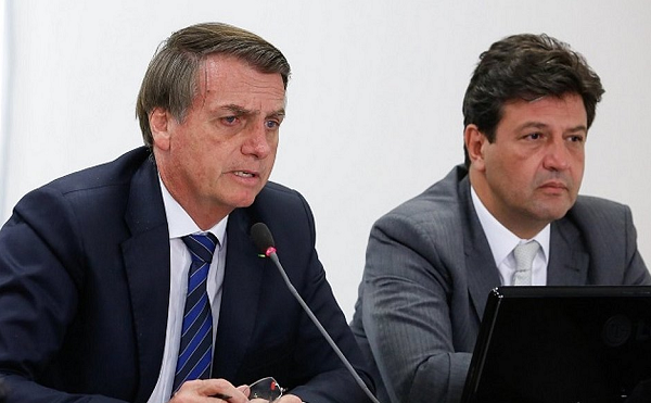 Presidente Jair Bolsonaro ao lado do Ministro da Saúde, Luiz Henrique Mandetta (Foto: Reprodução)