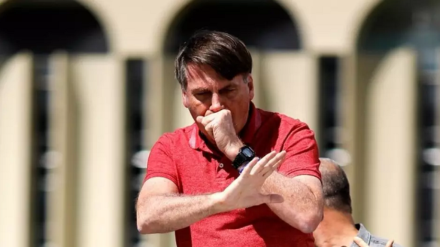 Bolsonaro tossiu durante discurso em ato (Foto: Sergio Lima | AFP e Getty Images | BBC News Brasil)