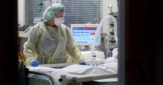 Integrante de equipe médica cuida de paciente com Covid-19 em Magdeburg, no leste da Alemanha (Foto: Ronny Hartmann | AFP)