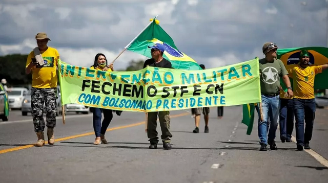 Ato na capital federal estava repleto de cartazes contra a democracia (Foto: Sergio Lima  | AFP e Getty Images | BBC News Brasil)