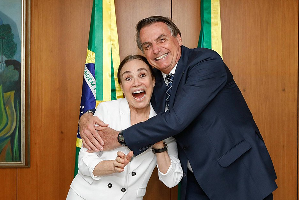 Regina Duarte, ex-secretária especial de Cultura do Brasil ao lado do presidente Jair Bolsonaro (Foto: Reprodução)