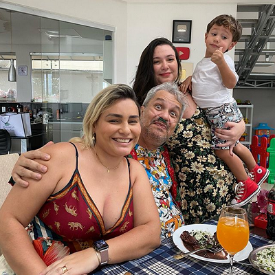 Apresentador Sikêra Jr. durante almoço em família no dia das mães (Foto: Reprodução | Instagram)