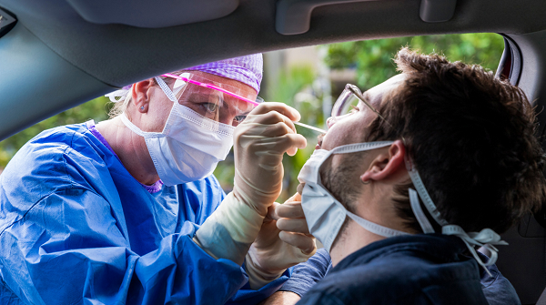 Test drive-thru novo coronavírus (COVID-19) (Foto: Zstock | Shutterstock)