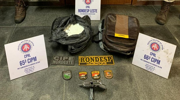 Foram apreendidos uma pistola calibre 380, carregador, munições e 7,4 kg de cocaína (Foto: Divulgação | SSP | BA)