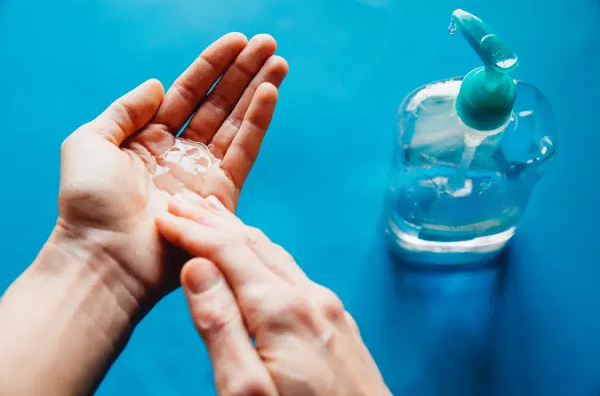 Álcool em gel: é melhor não deixá-lo dentro do carro em dias quentes (Foto: Jena Ardell | Getty Images)