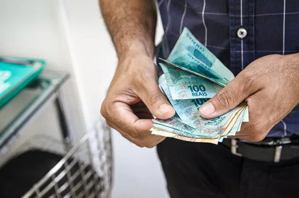 Quem não sacou o benefício no calendário 2019/2020 até sexta (29) terá uma nova oportunidade de sacar os valores (Foto: Gabriel Queiroz | Thinkstock)