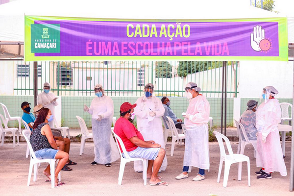 Testagem rápida e medição de temperatura corporal no Nova Vitória (Foto: Thiago Canuto)