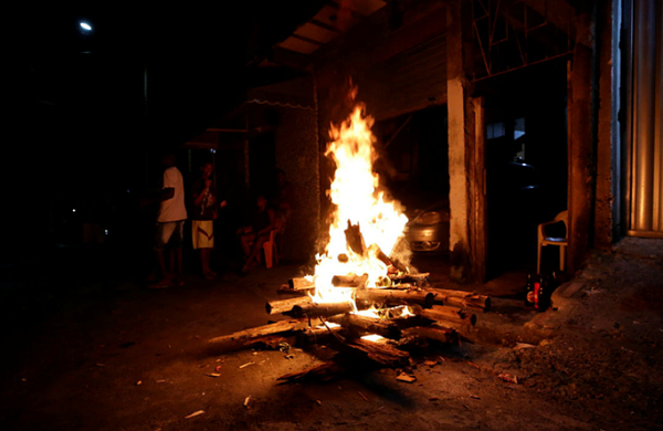 Fumaça das fogueiras pode agravar inflamação causada pela Covid-19 (Foto: Adilton Venegeroles | Ag. A TARDE)