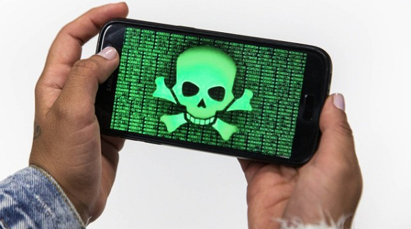 Criminosos roubam dados pessoais das vítimas (Foto: Hermes de Paula | Agência O Globo)