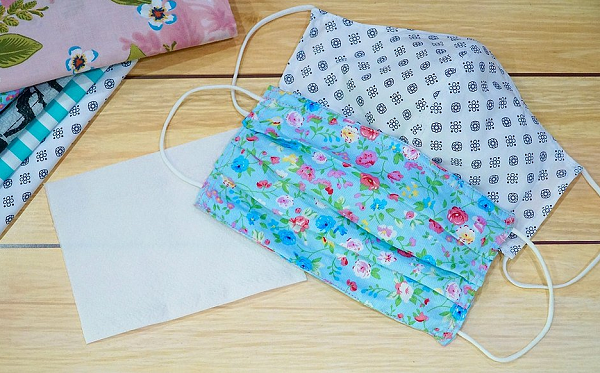 De acordo com a instituição, onde houver transmissão ampla da doença, as máscaras devem ser usadas por todas as pessoas (Foto: Reprodução)