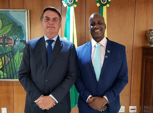 Presidente Jair Bolsonaro ao lado de Sérgio Camargo, presidente da Fundação Palmares (Foto: Reprodução)