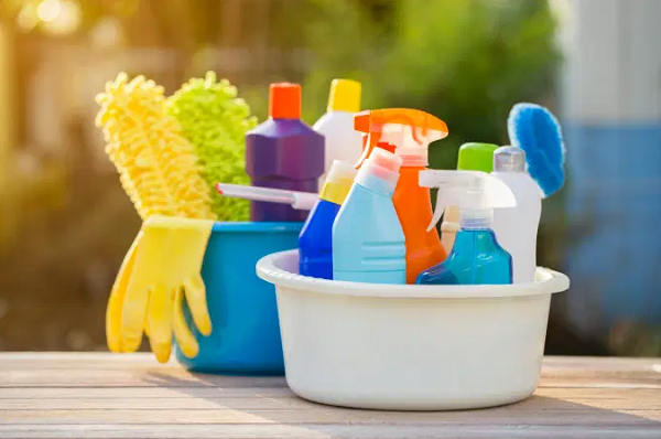 A Anvisa já realizou 77 cancelamentos de produtos de limpeza neste ano (Foto: Tatomm | Thinkstock)