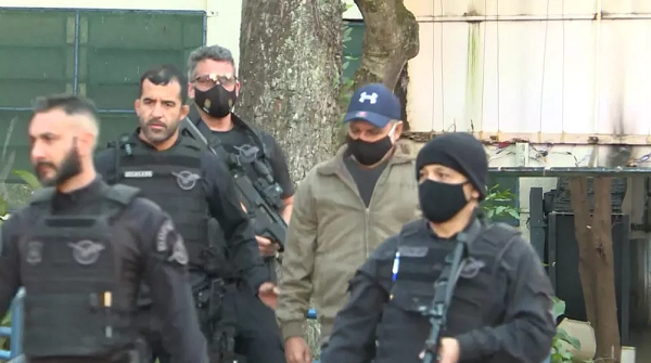 Fabrício Queiroz deixa o Instituto Médico Legal em São Paulo na manhã desta quinta-feira (18) (Foto: TV Globo) 