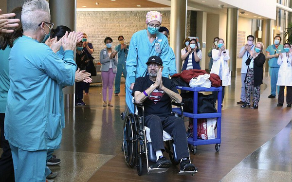 Michael Flor ficou 62 dias internado no Centro Médico Sueco em Issaquah e esteve à beira da morte (Foto: Reprodução)
