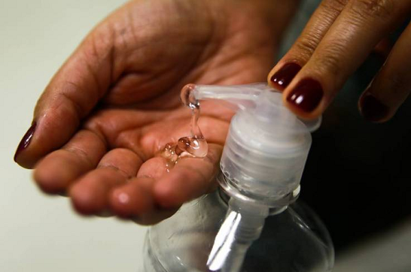 Álcool em gel: produto se tornou necessário durante a pandemia (Foto: Aleksandr Zubkov | Getty Images)