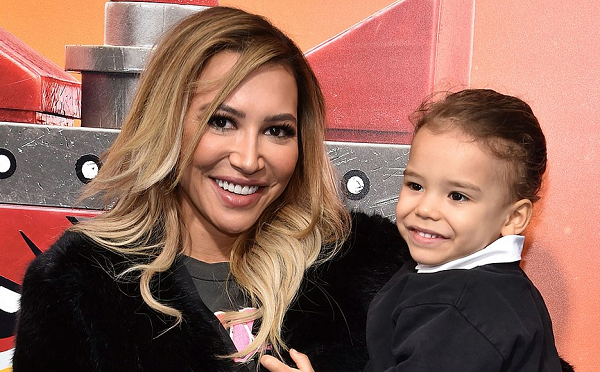 Atriz Naya Rivera, 33 anos, com o filho (Foto: Chris Delmas | Arquivo AFP)
