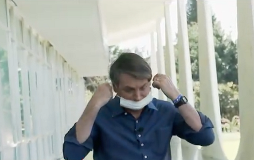 Presidente Jair Bolsonaro tirou a máscara ao lado dos repórteres que o entevistavam no Palácio da Alvorada, residência oficial da Presidência (Foto: Reprodução)
