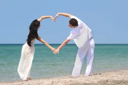 Solidificar o relacionamento vertical com Deus faz muita diferença em garantir que o relacionamento horizontal entre marido e esposa seja duradouro e que também glorifique ao SENHOR. (Foto: Google)