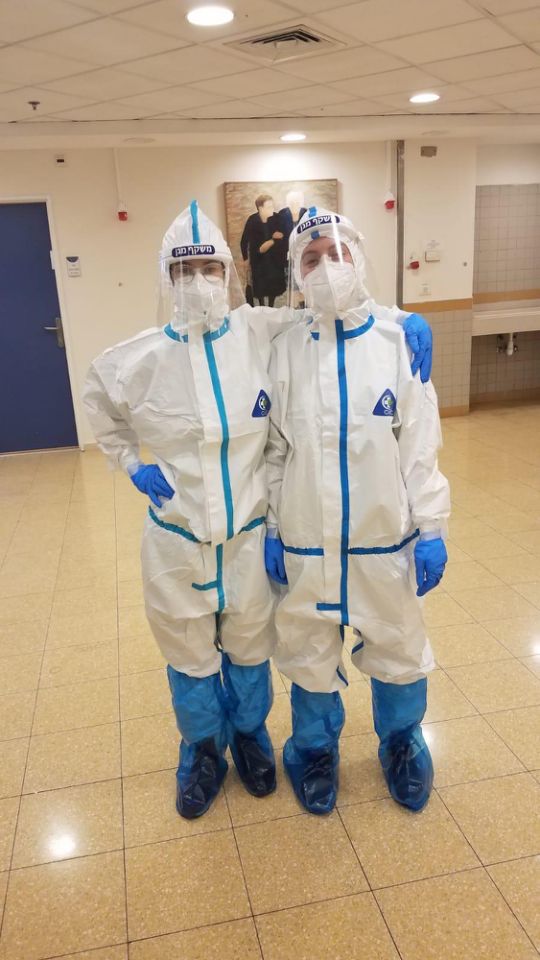 Paramentação completa de Paula e dos colegas ao entrar em contato com pacientes infectados pelo novo coronavírus (Foto: Acervo Pessoal)