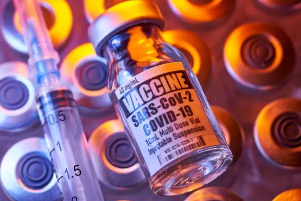 Covid-19 vaccine - Medical injection vials: syringe with close-up and colorful (Foto: Bill Oxford | Getty Images)