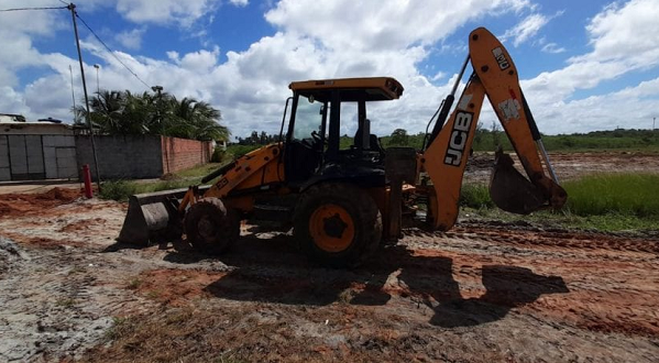 Na ocasião foi encontrado um motorista conduzindo uma máquina retroescavadeira que estava aterrando uma parte do mangue e fazendo uma supressão da vegetação (Foto: Reprodução)