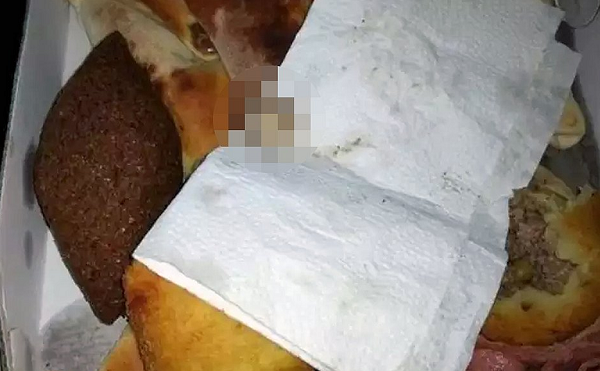 Ao morder a esfirra jovem encontrou um pedaço de um dedo humano dentro do salgado (Foto: Reprodução)