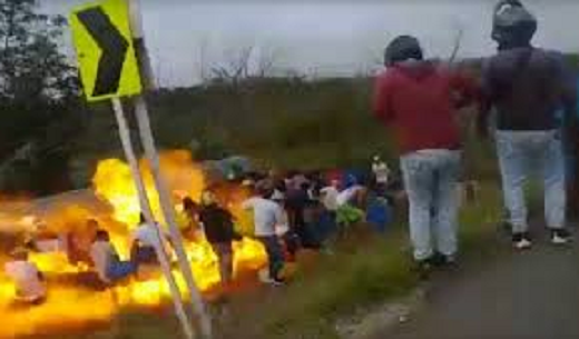 Acidente ocorreu quando dezenas de pessoas saqueavam o caminhão-tanque que capotou (Foto: Reprodução)