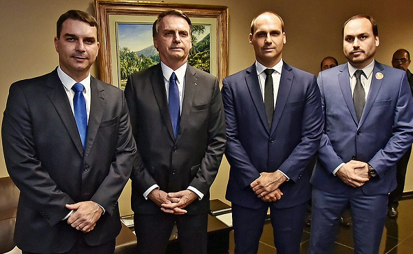 Presidente Jair Bolsonaro e dois dos filhos, o vereador no Rio de Janeiro Carlos e o senador Flávio, tiveram seus cartões de crédito pessoais usados em uma fraude estimada em R$ 290 mil no Chile (Foto: Roberto Jayme | Ascom | TSE)