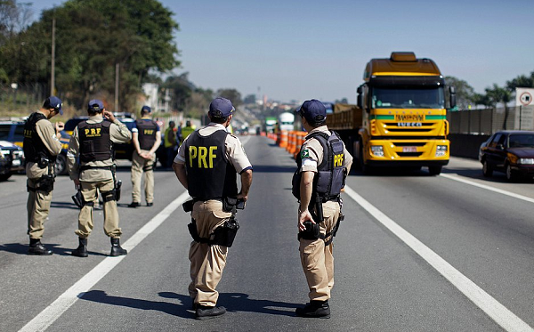 PRF e PF abrem a esperança dos candidatos que esperavam grandes concursos ainda em 2020 (Foto: Nelson Antoine | Shutterstock)