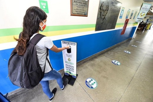 O governo também orienta os alunos a estarem atentos aos cuidados de higiene no deslocamento de casa à escola e da escola para casa (Foto: Reprodução)