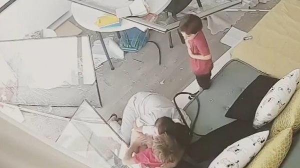 Um vídeo gravado por câmeras internas de segurança registrou o impacto da explosão na casa em que estavam as crianças (Foto: Reprodução)