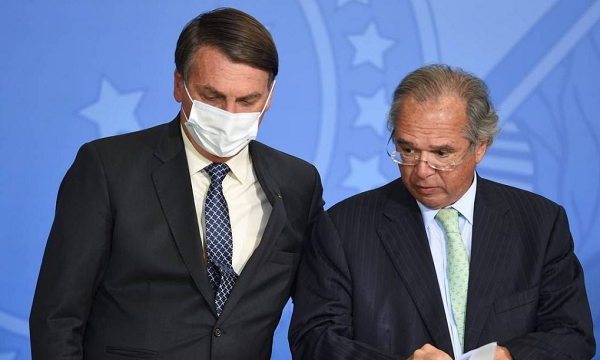 Jair Bolsonaro e Paulo Guedes: equipe do ministro corre contra o tempo para apresentar um novo desenho do Renda Brasil, sem o corte dos programas, criticado publicamente pelo governo (Foto: Reprodução)