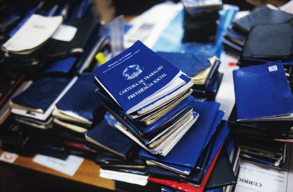 Dólar: governo paga aos trabalhadores com redução de jornada e salário uma proporção do valor do seguro-desemprego (Foto: Dedoc | VEJA)