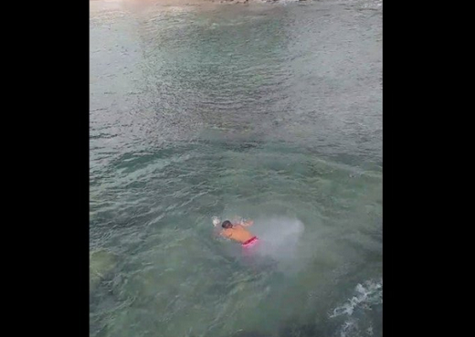 Ao pular e chegar na água, o rapaz bate a cabeça e não consegue voltar à superfície (Foto: Reprodução)